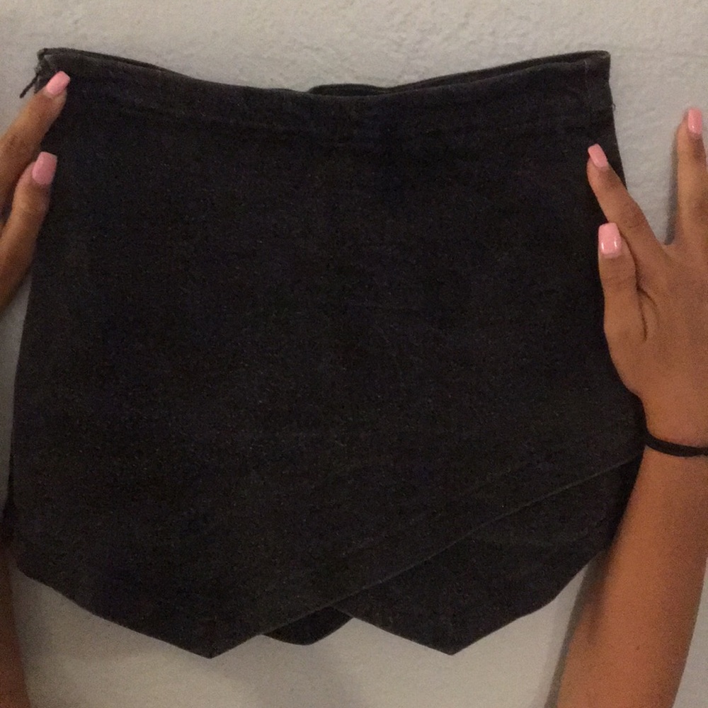 cute black/grayish skort. worn few times(: